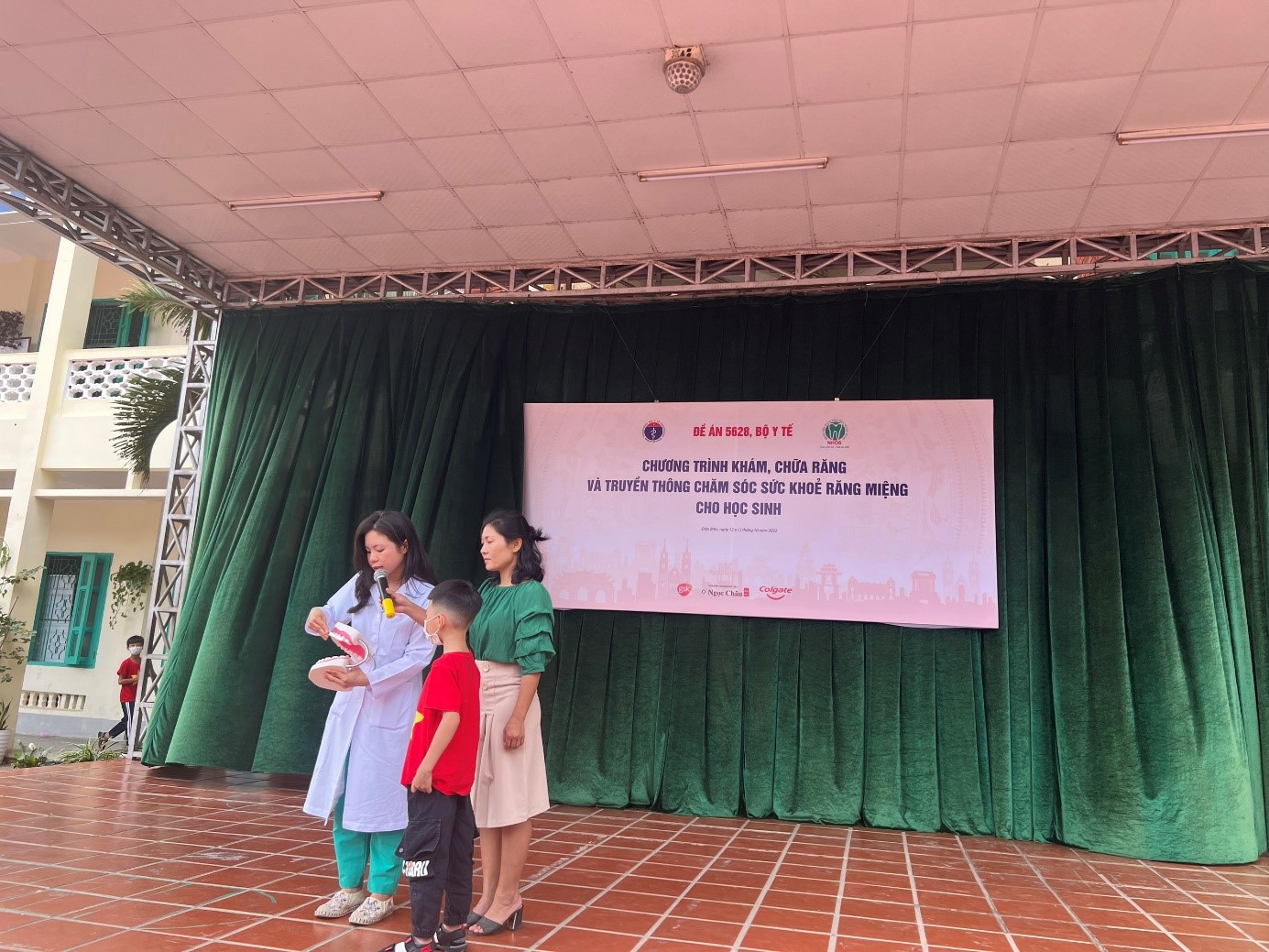 Bác sĩ BVRHM TW Hà Nội hướng dẫn chăm sóc sức khỏe răng miệng cho các em học sinh trường Tiểu học Him Lam